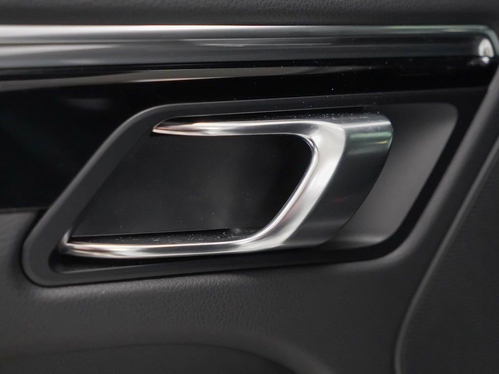 Certified 2025 Porsche Macan image 15