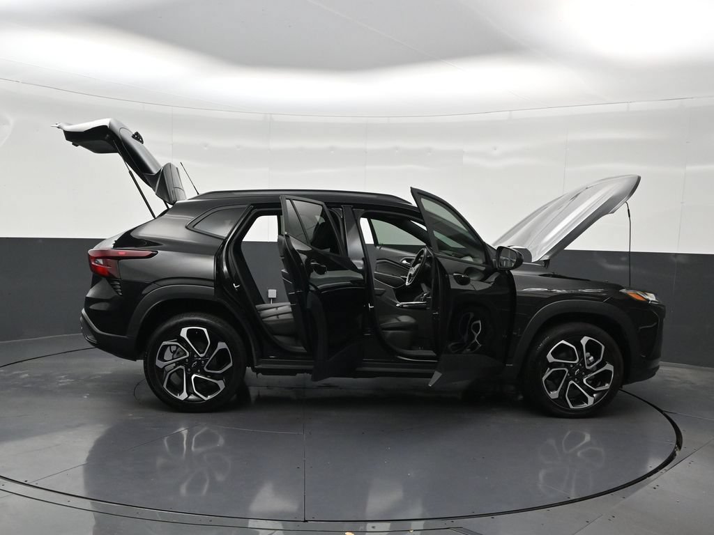 Used 2025 Chevrolet Trax RS FWD image 32