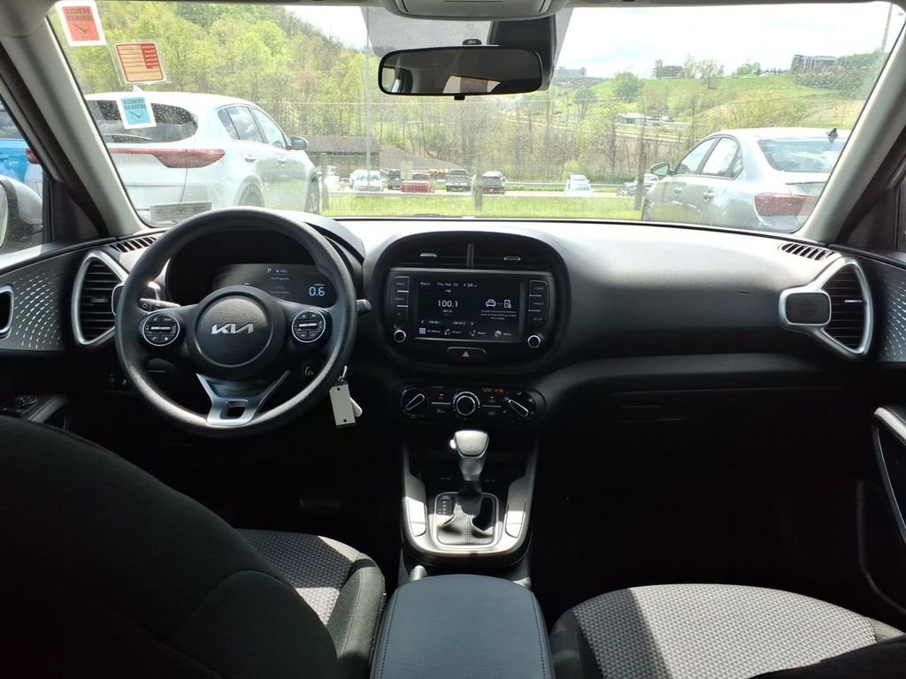 Used 2023 Kia Soul LX w/ LX Technology Package FWD image 14
