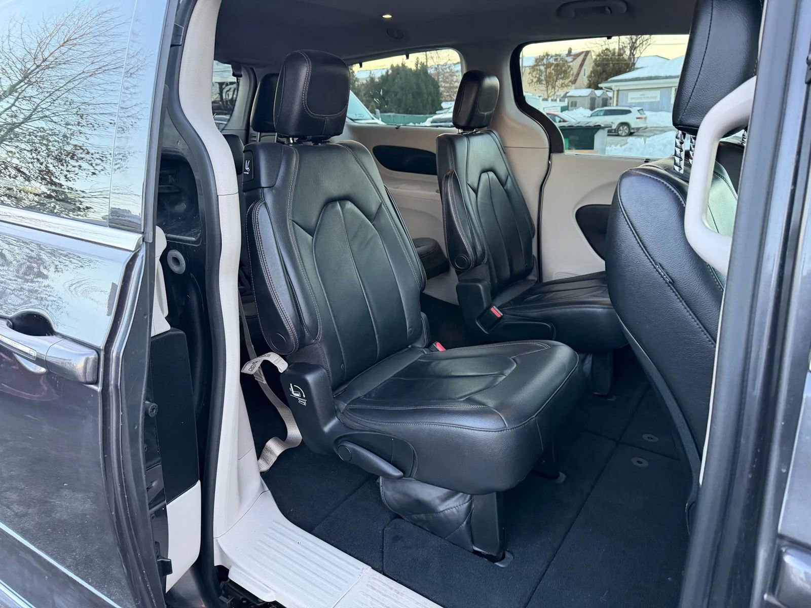 Used 2017 Chrysler Pacifica Touring-L image 21