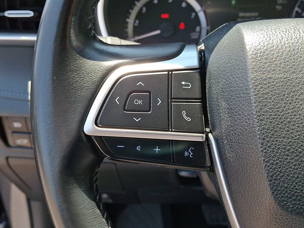 Used 2023 Toyota Highlander XLE AWD/4WD image 22