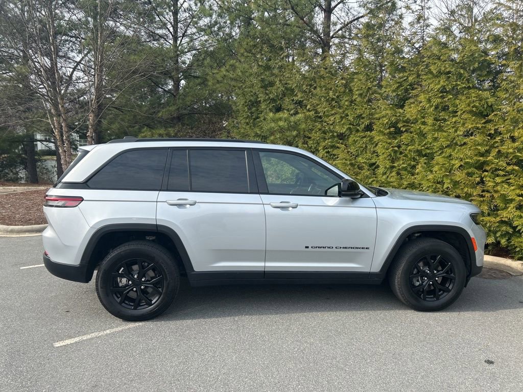Used 2024 Jeep Grand Cherokee Altitude image 31