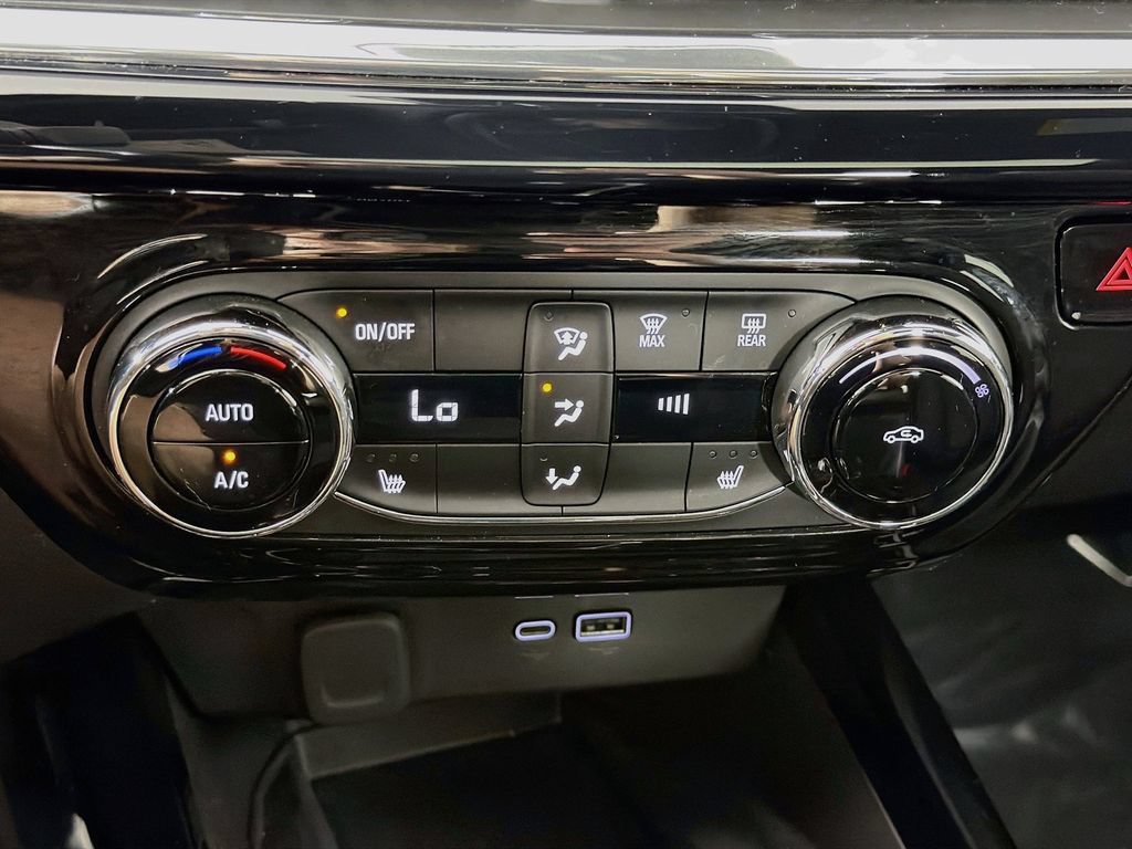 Used 2025 Chevrolet Trax RS w/ Sunroof Package FWD image 15