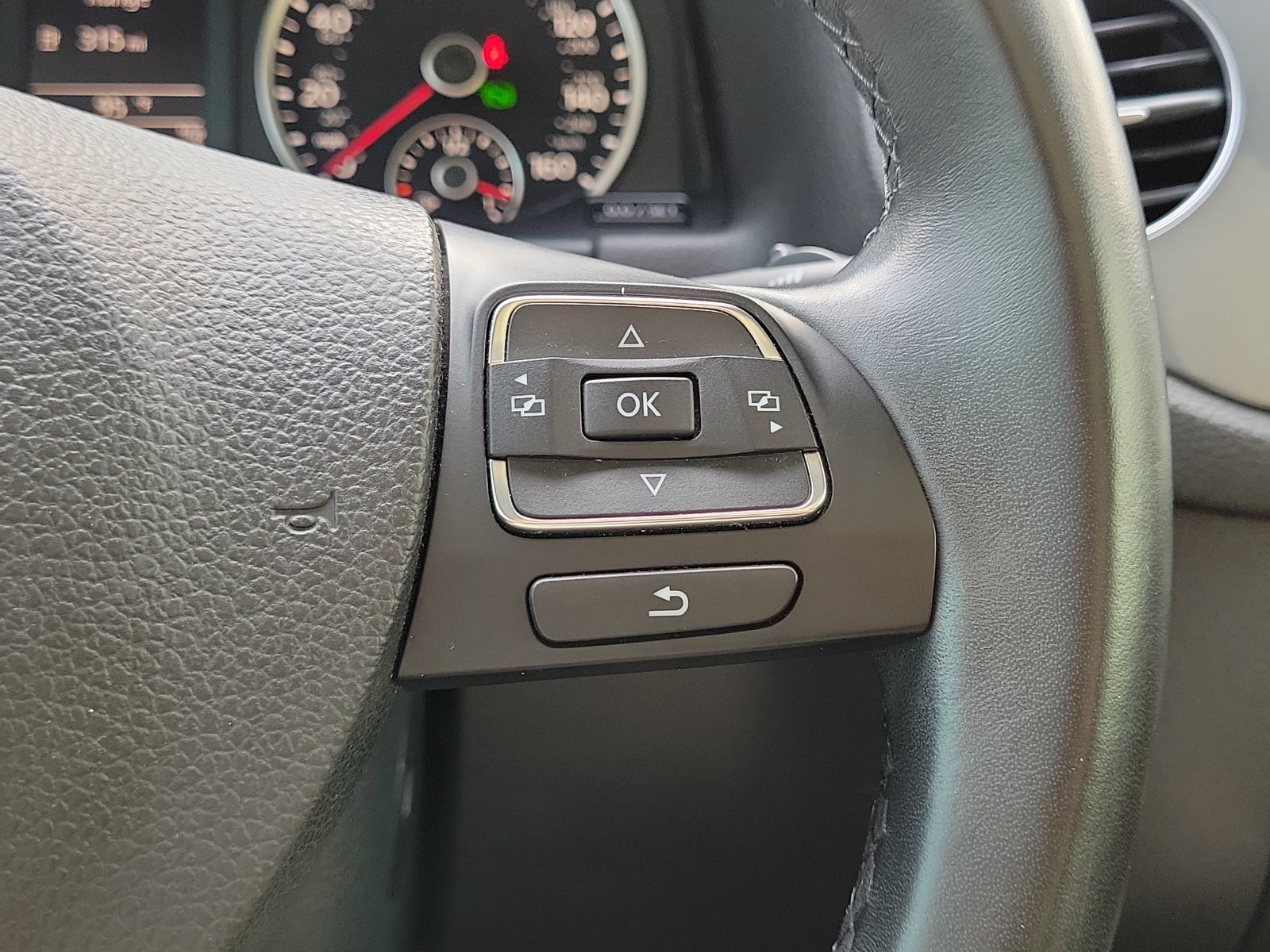 Used 2017 Volkswagen Tiguan SEL FWD image 24