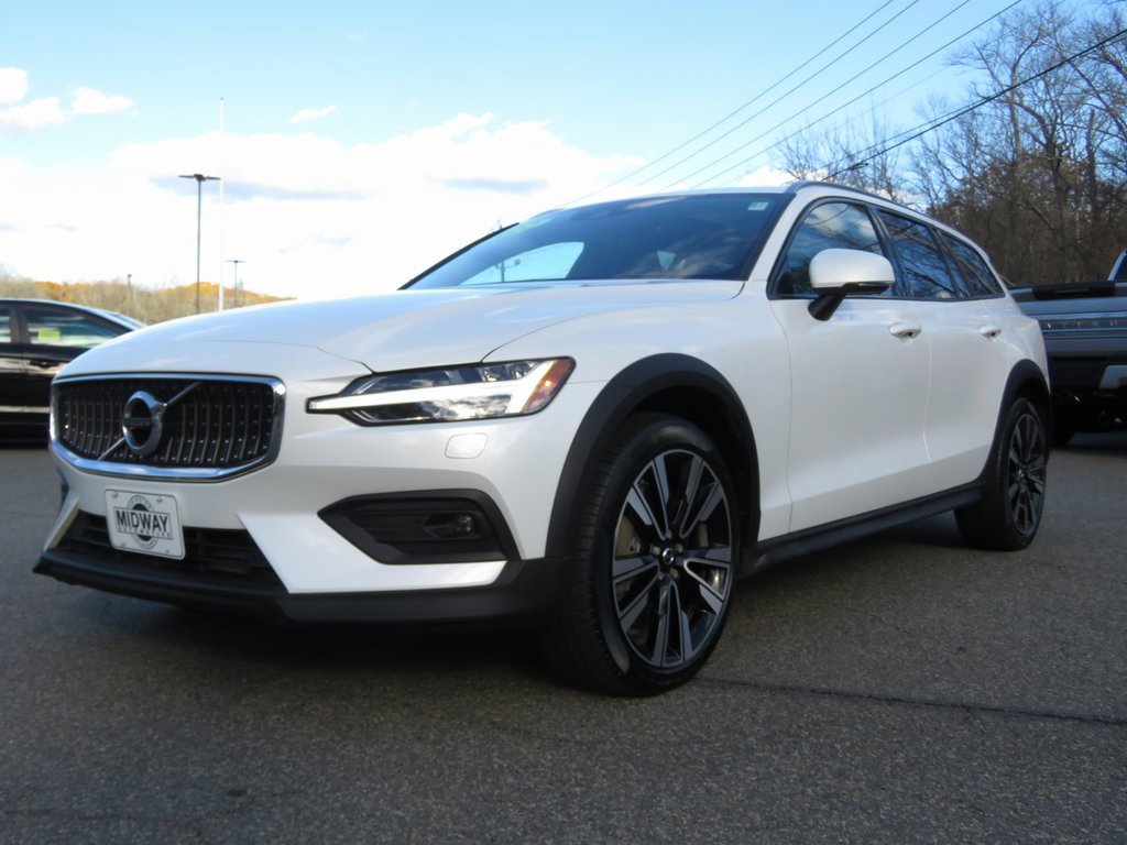 Used 2022 Volvo V60 T5 Cross Country w/ Climate Package image 2