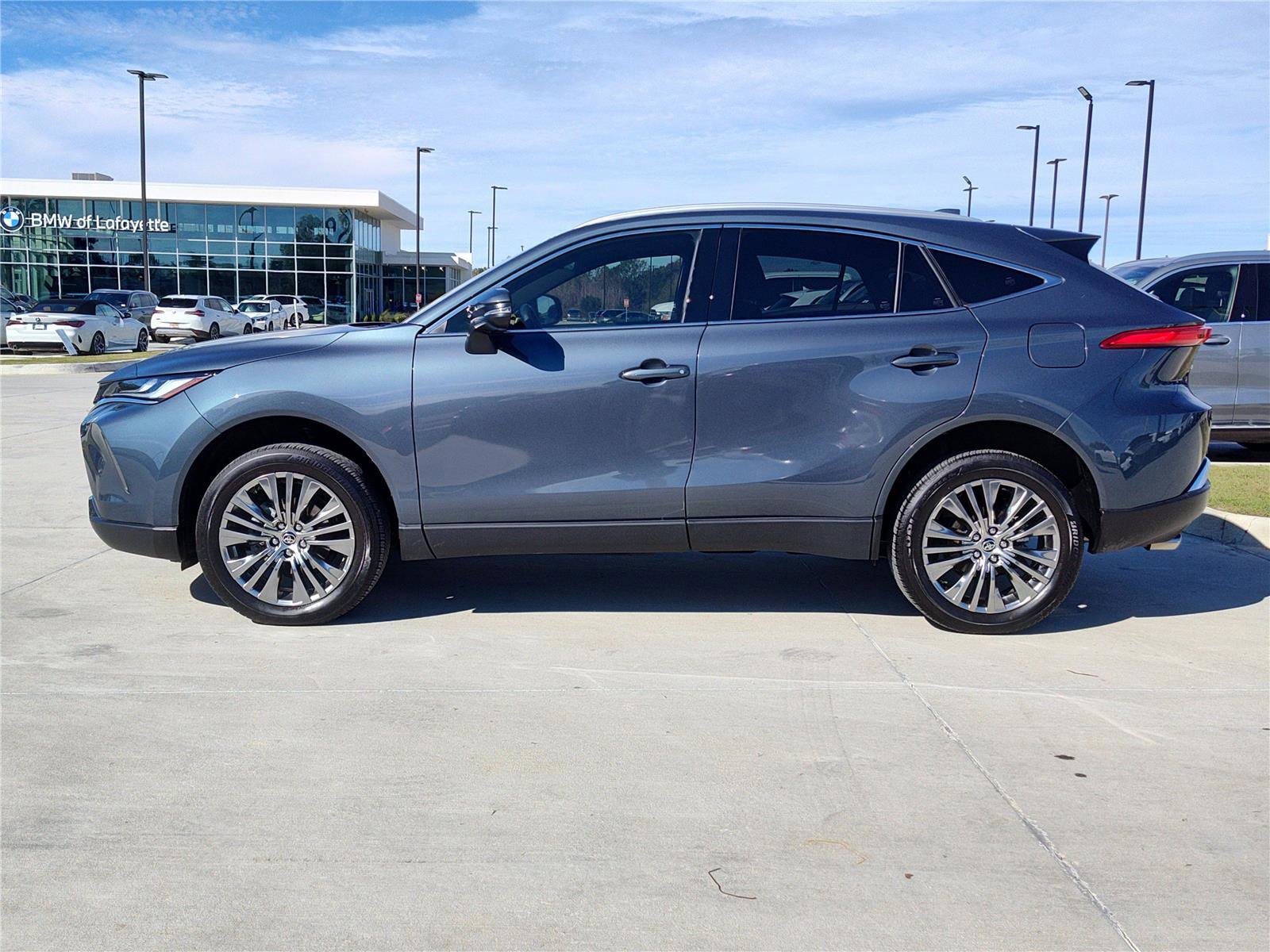 Used 2024 Toyota Venza XLE image 3