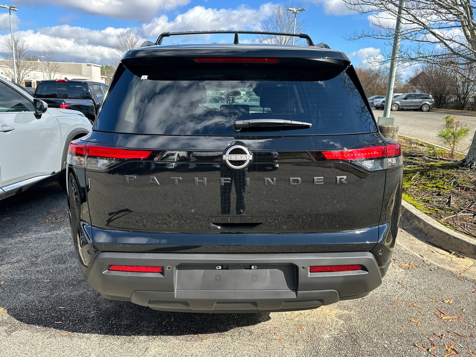 New 2025 Nissan Pathfinder SV w/ Black Appearance Package image 4