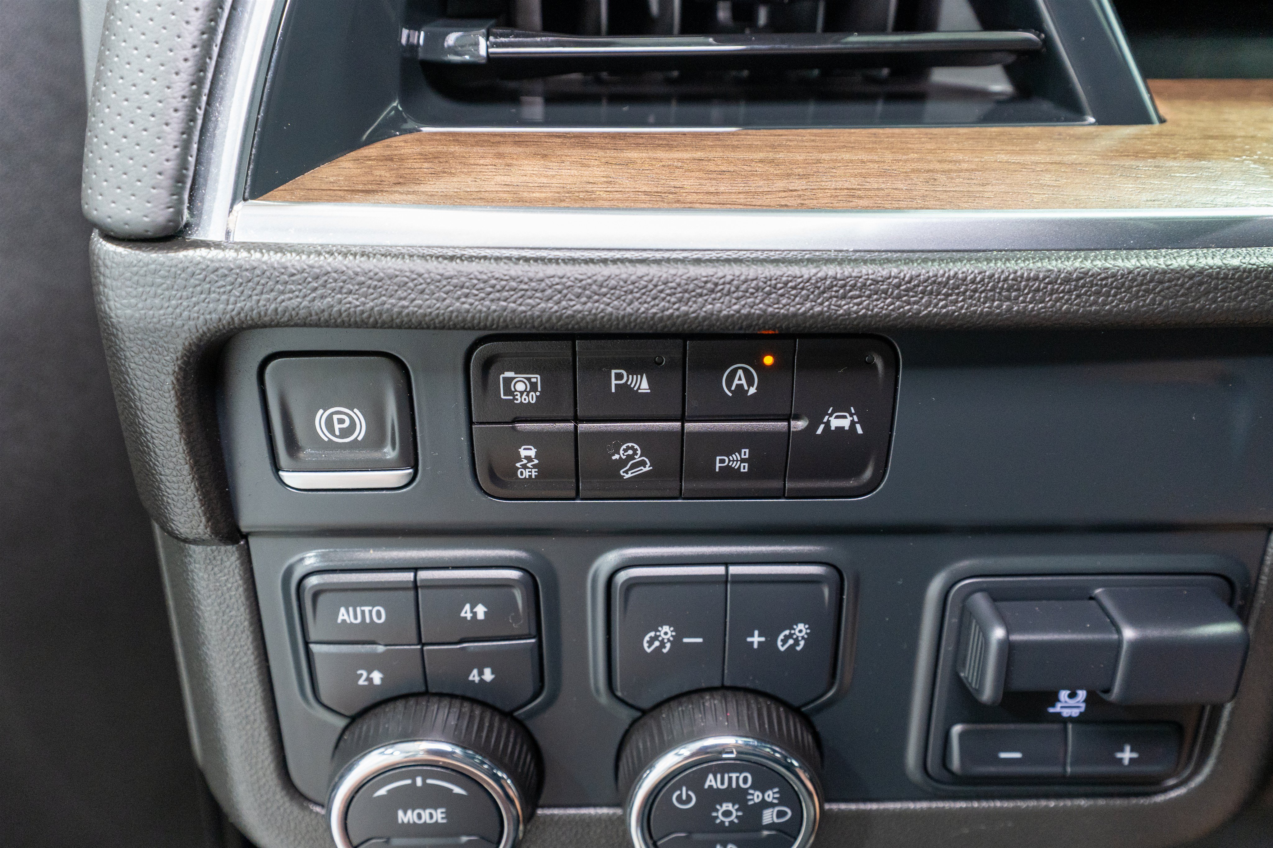 Used 2025 Chevrolet Tahoe High Country AWD/4WD image 33
