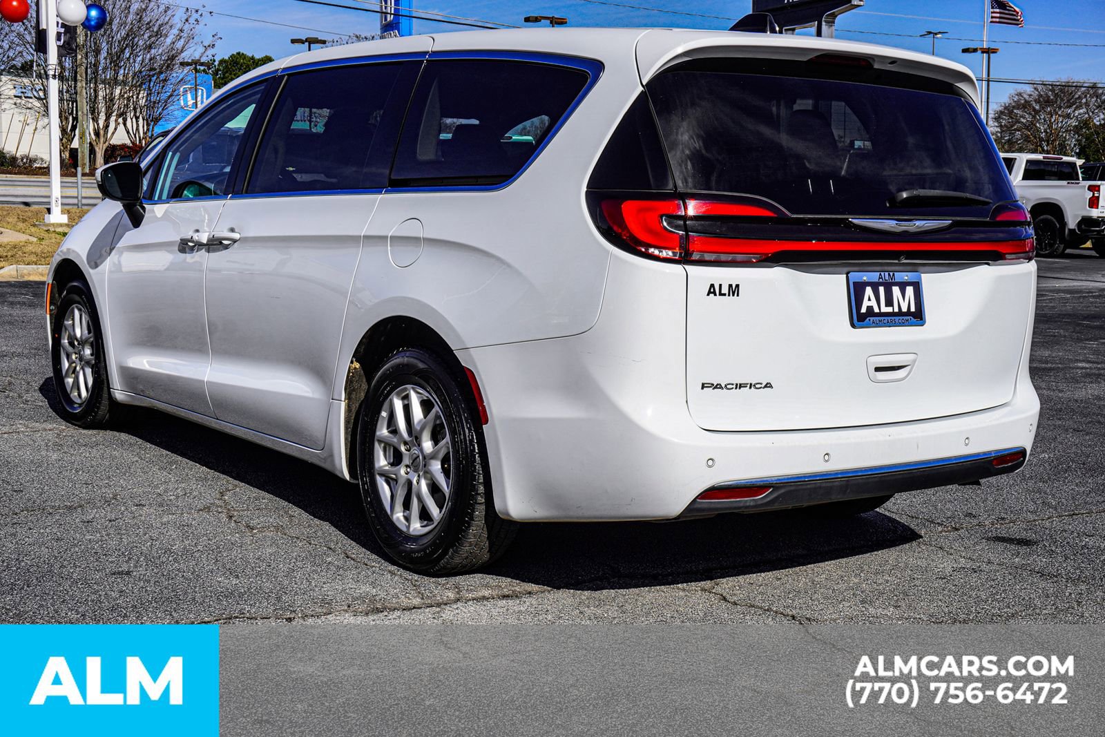 Used 2023 Chrysler Pacifica Touring-L image 8