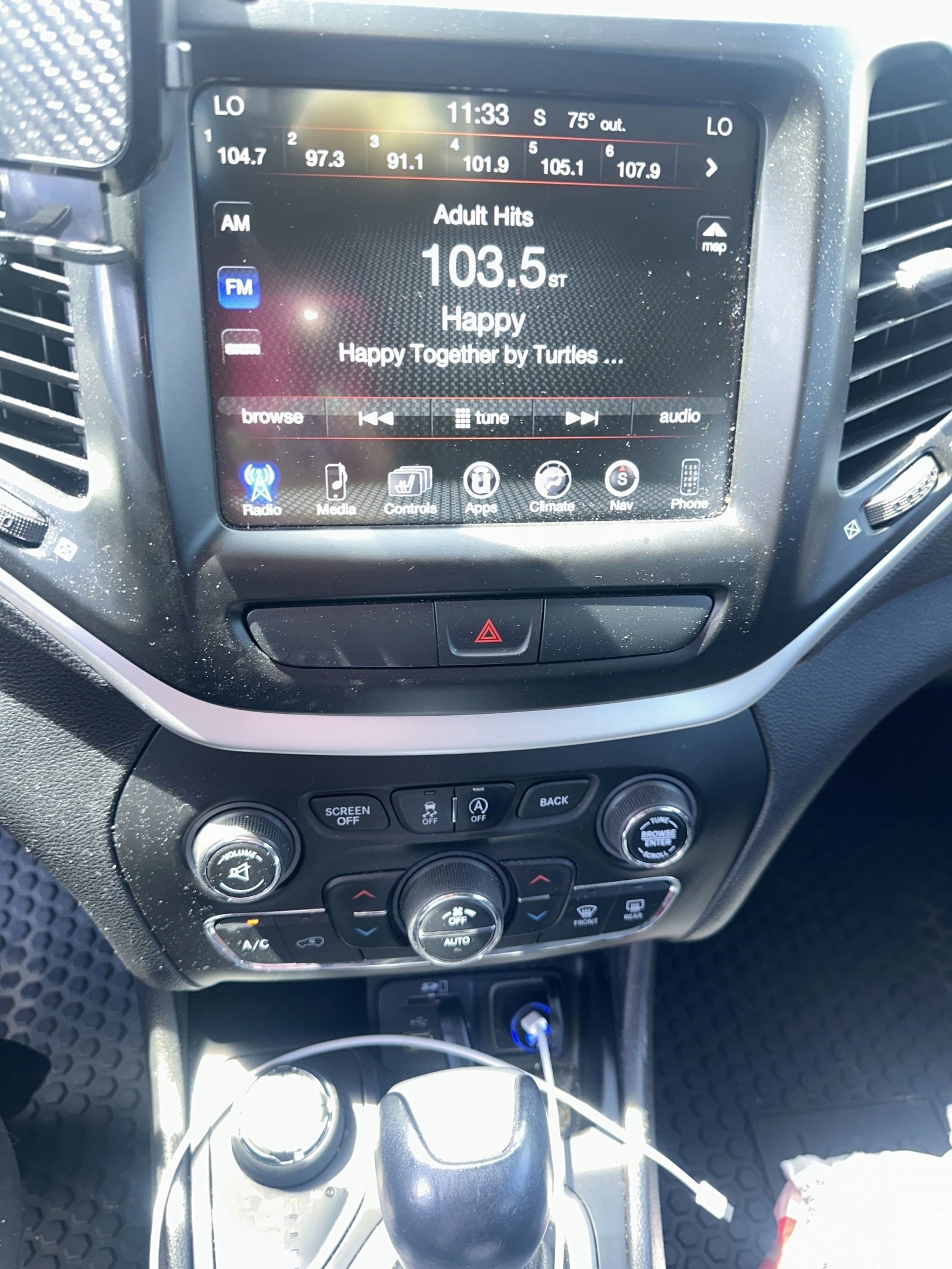 Used 2017 Jeep Cherokee Trailhawk AWD/4WD image 3
