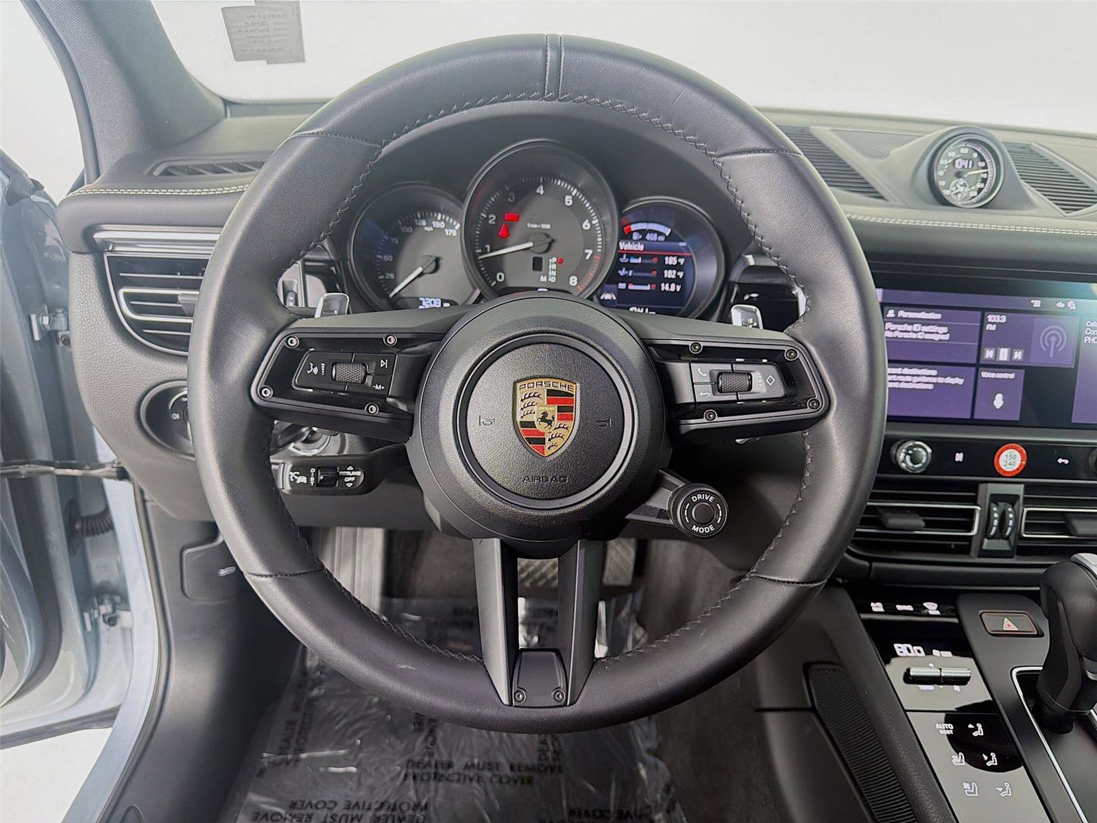 Certified 2025 Porsche Macan image 11