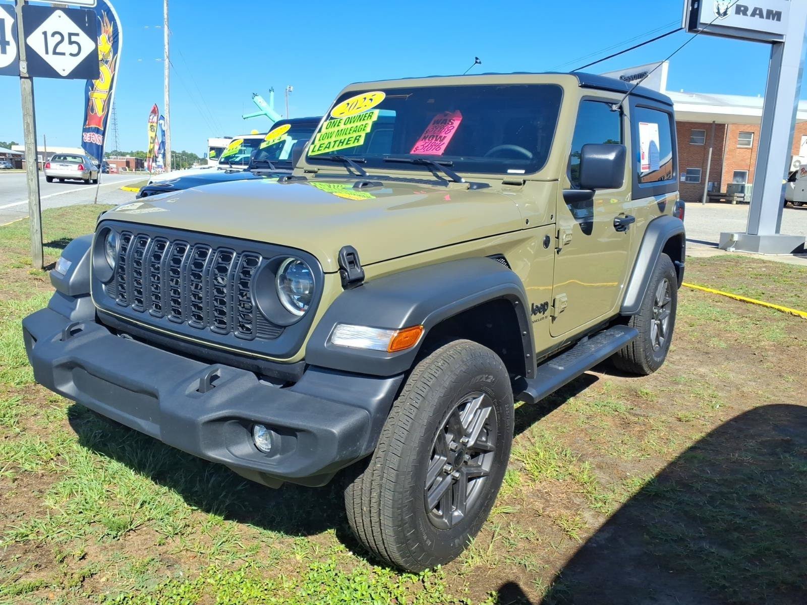 Used 2025 Jeep Wrangler Sport AWD/4WD image 5