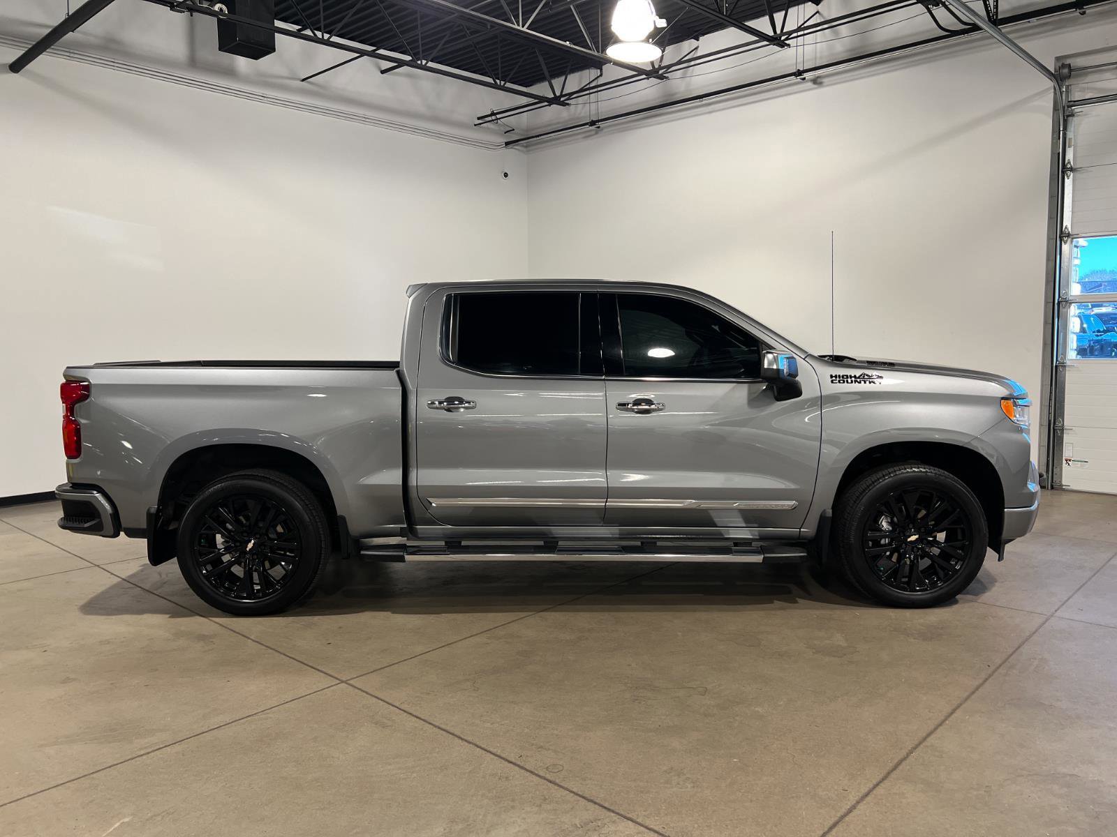 Used 2023 Chevrolet Silverado 1500 High Country w/ High Country Premium Package image 2