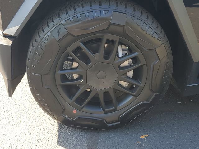 Used 2024 Tesla Cybertruck AWD Crew Cab image 32