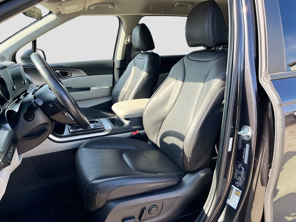 Used 2024 Kia Carnival LX image 19