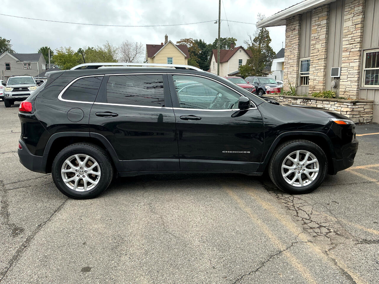 Used 2016 Jeep Cherokee Latitude w/ Cold Weather Group image 2
