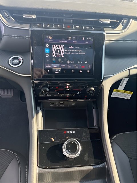 New 2025 Jeep Grand Cherokee Altitude image 17