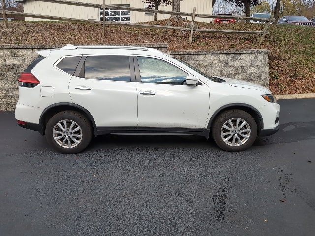 Used 2017 Nissan Rogue SV image 2