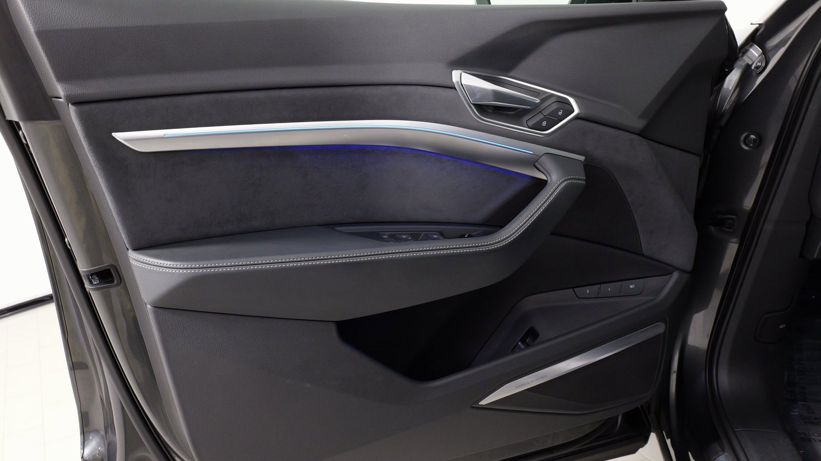 Used 2023 Audi e-tron Prestige w/ Prestige Package image 27