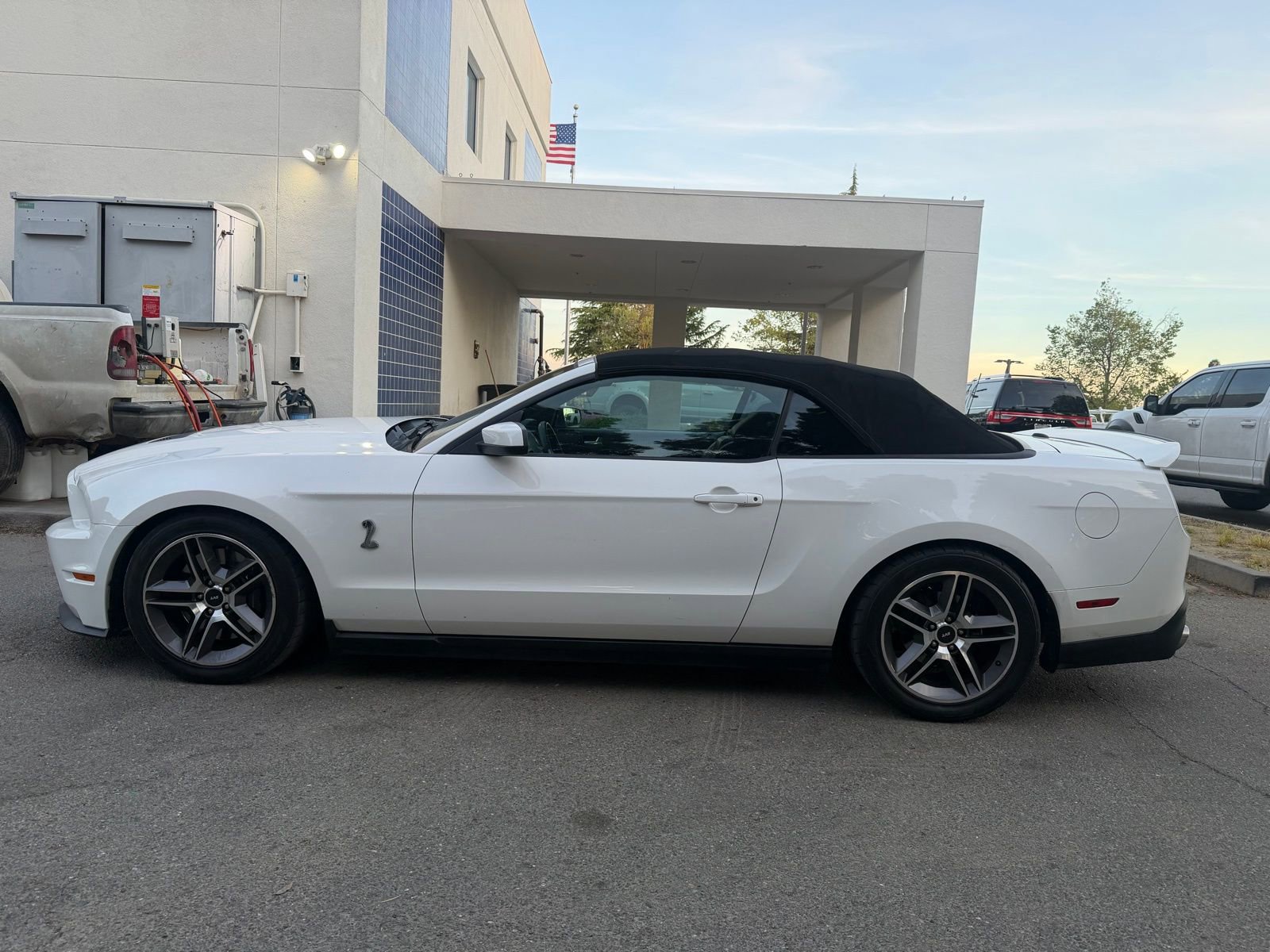 Used 2010 Ford Mustang Shelby GT500 image 2