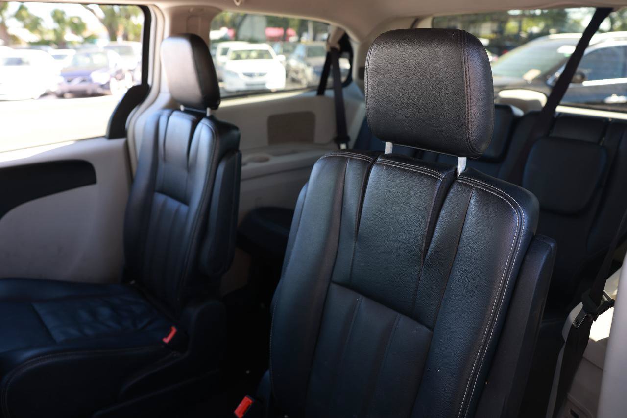 Used 2015 Chrysler Town & Country Touring FWD image 8