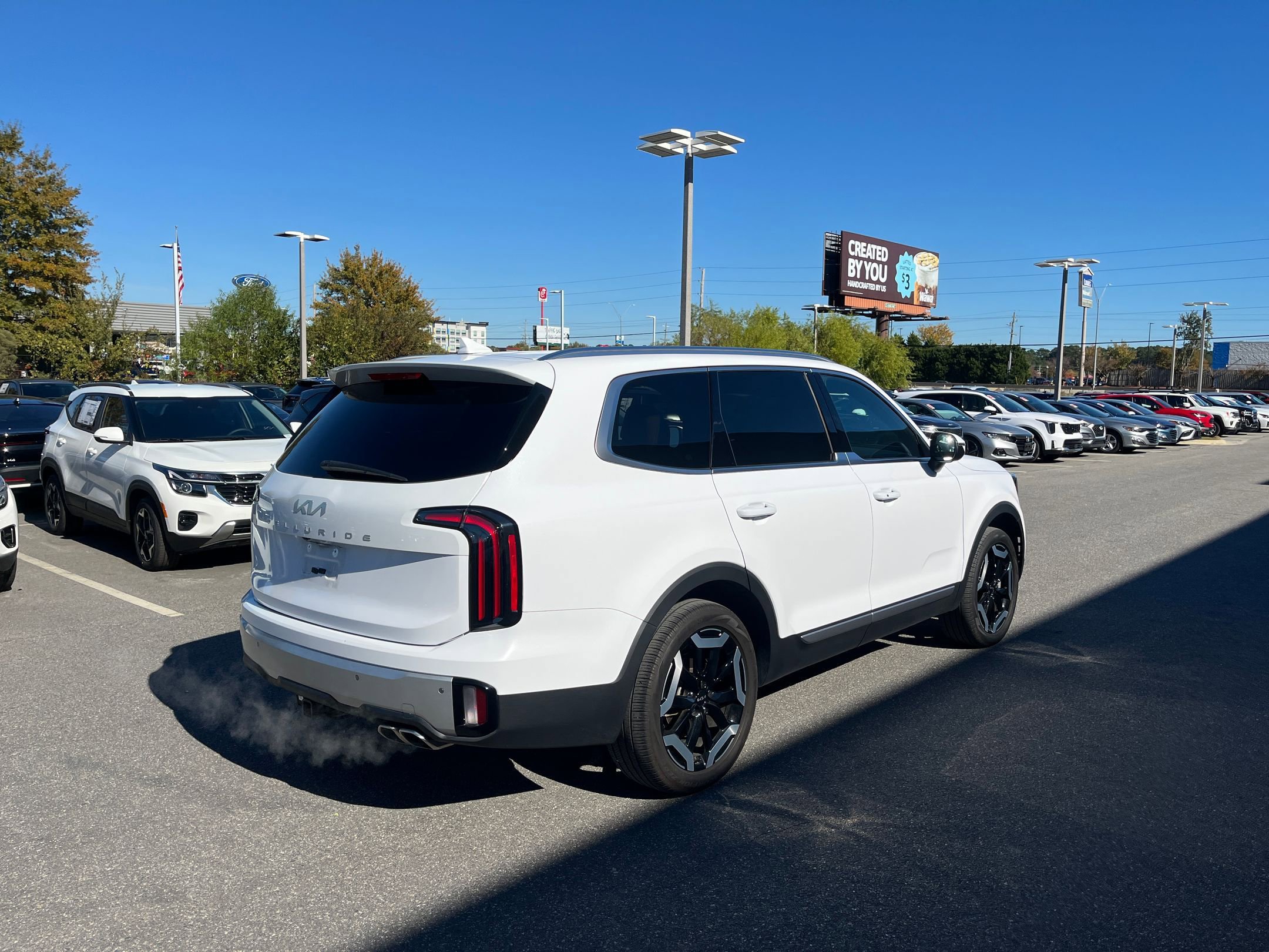 Used 2024 Kia Telluride EX w/ EX Captain's Chair Package image 8