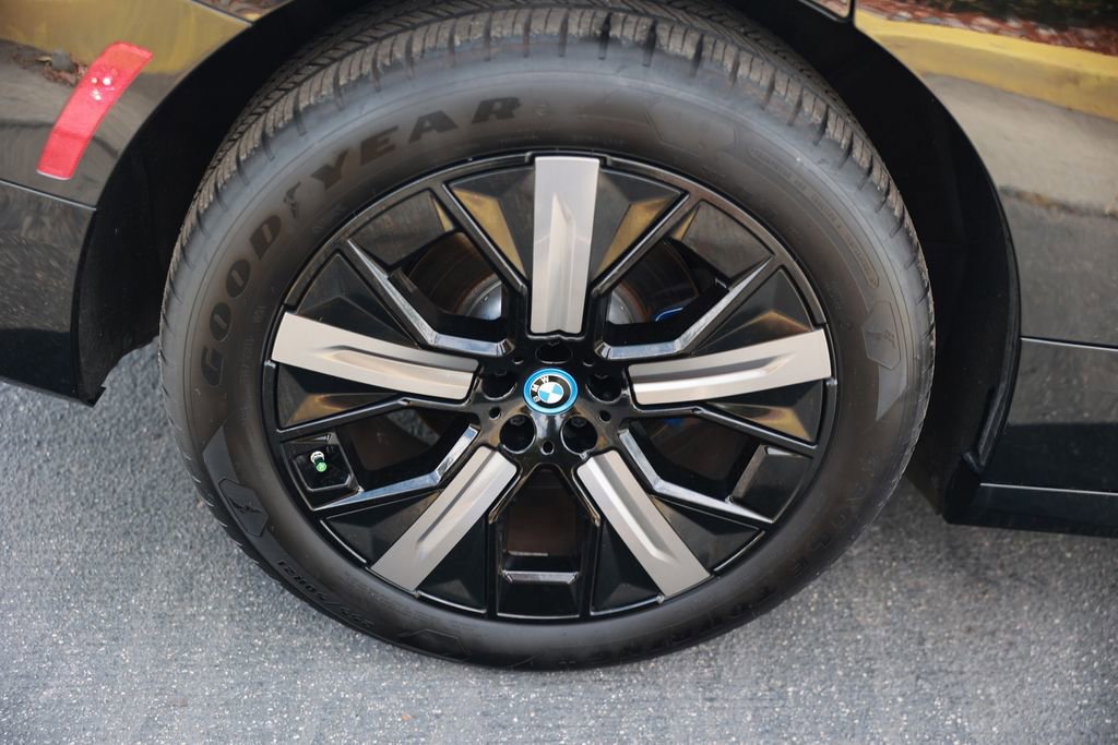 Used 2024 BMW iX xDrive50 w/ Sport Package AWD/4WD image 9