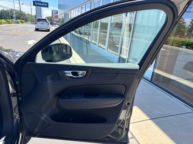 Certified 2025 Volvo XC60 B5 Plus AWD/4WD image 13