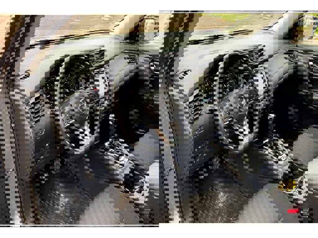 Used 2018 Nissan Rogue SV image 15