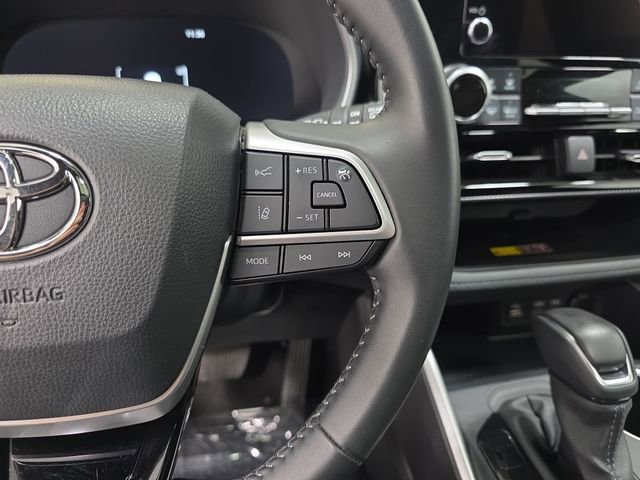 Certified 2025 Toyota Highlander XSE AWD/4WD image 15