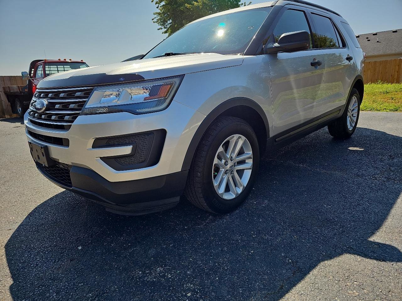 Used 2017 Ford Explorer FWD image 3