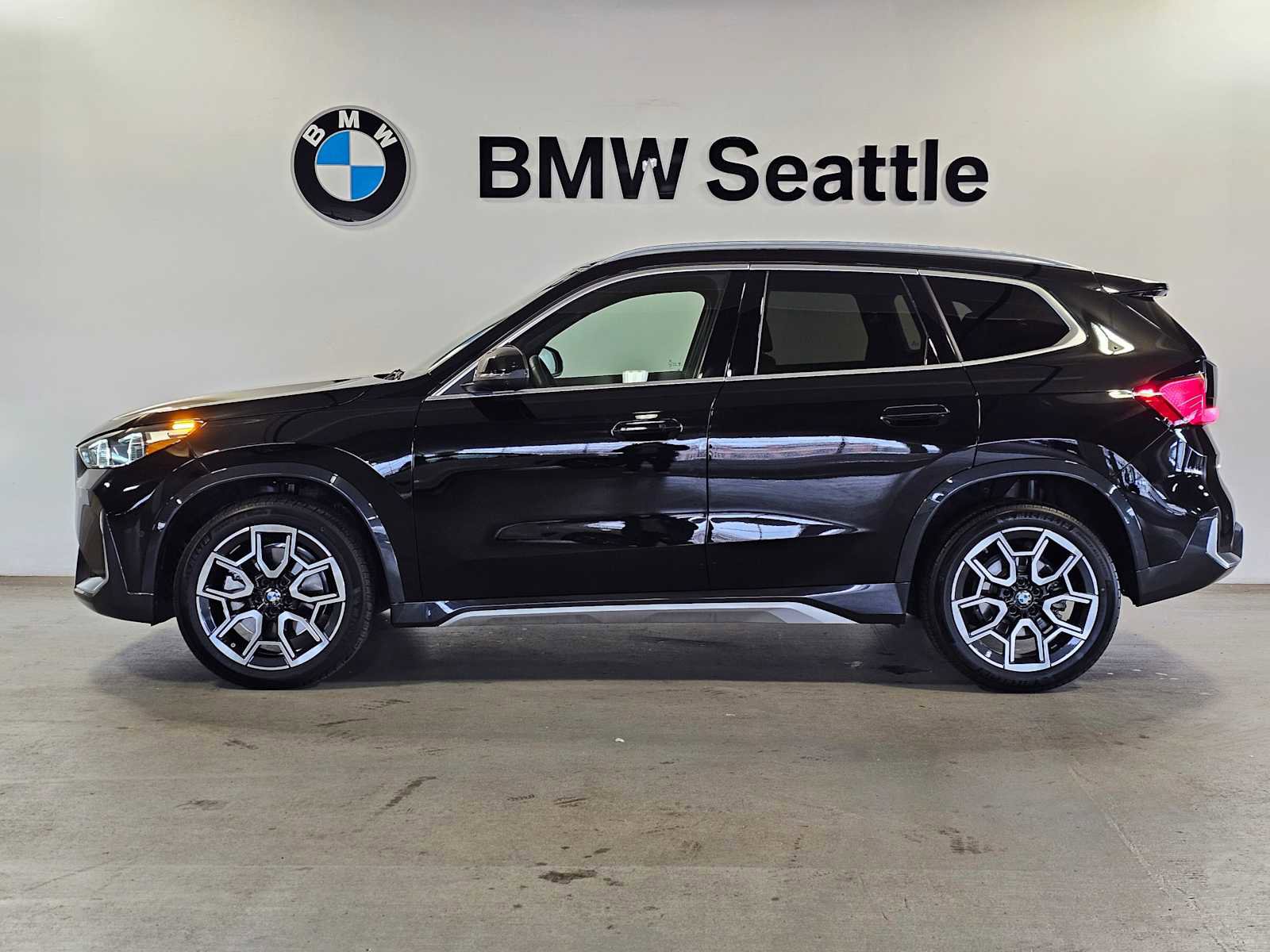 Used 2025 BMW X1 xDrive28i w/ Technology Package AWD/4WD image 3