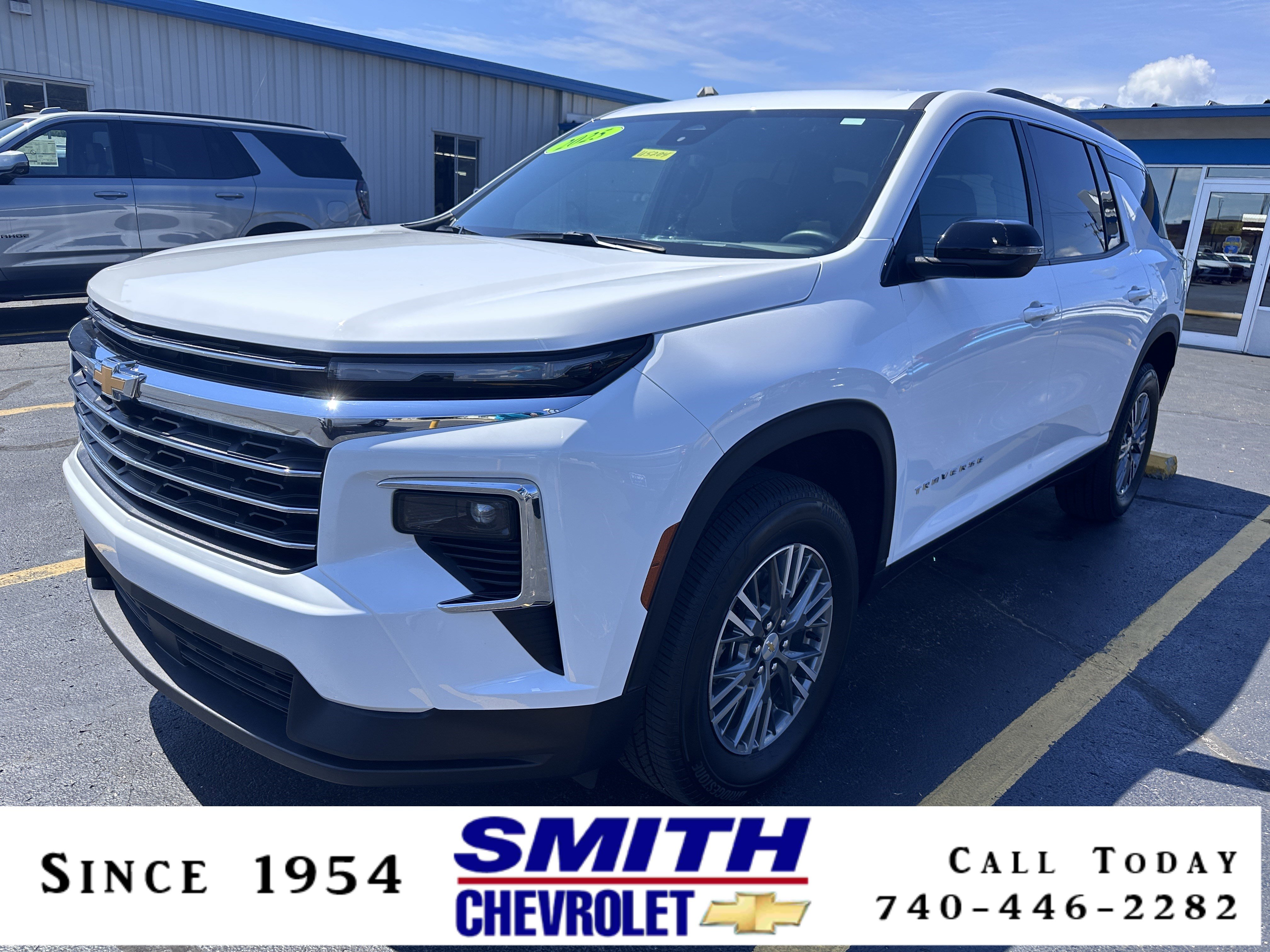 Used 2025 Chevrolet Traverse LT image 1