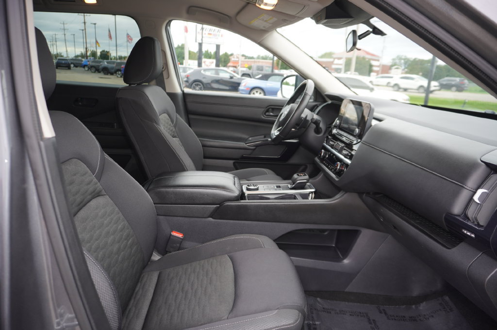 Used 2025 Nissan Pathfinder SV AWD/4WD image 32