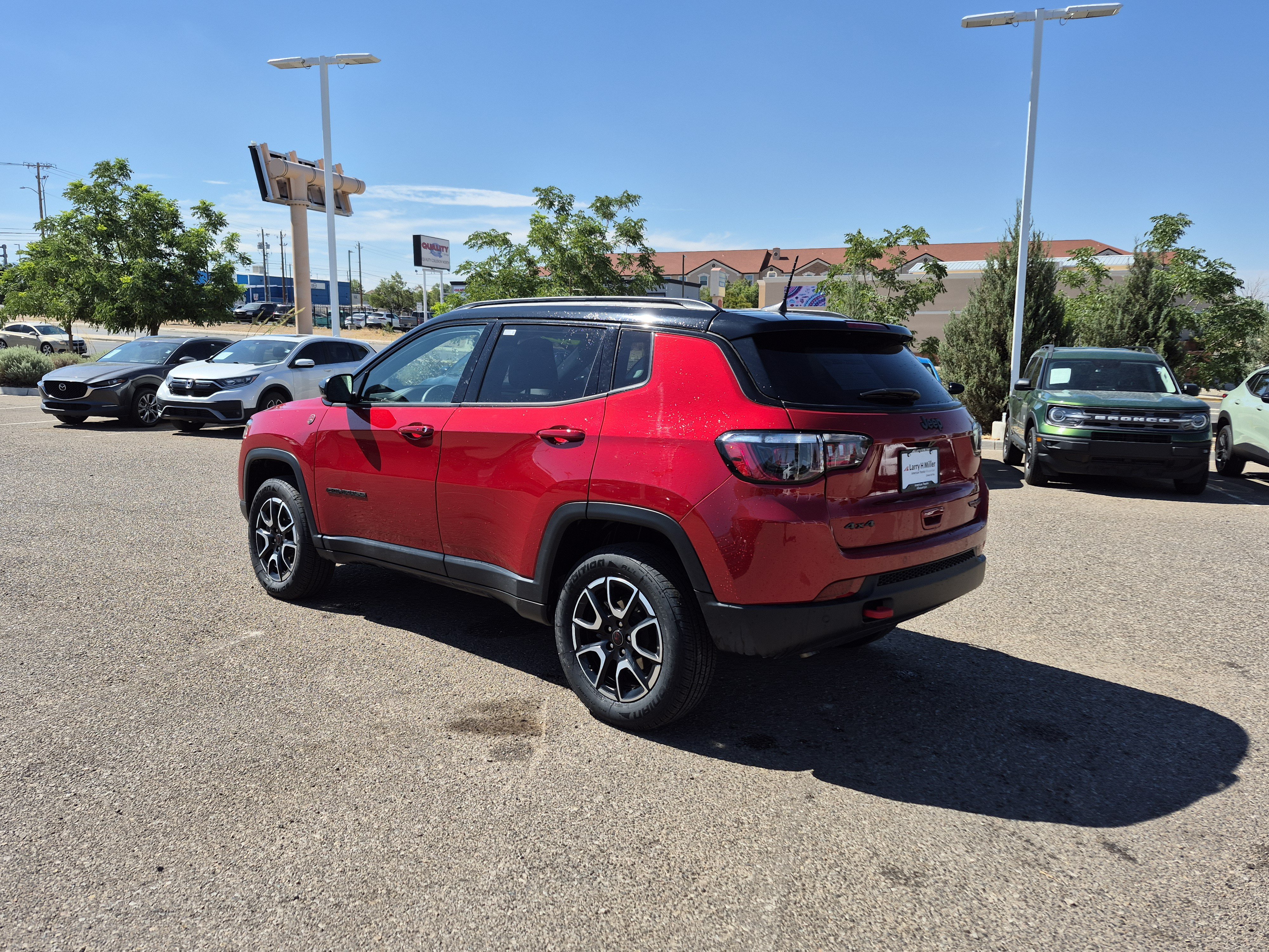 Used 2025 Jeep Compass Trailhawk AWD/4WD image 3