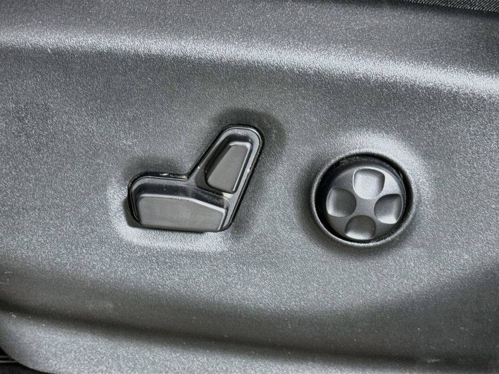 Used 2023 Chrysler Pacifica Touring-L FWD image 14