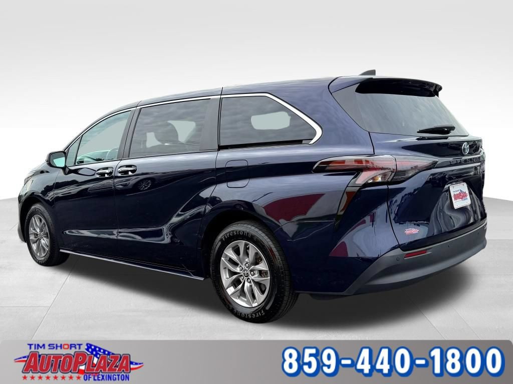 Used 2024 Toyota Sienna XLE FWD image 2