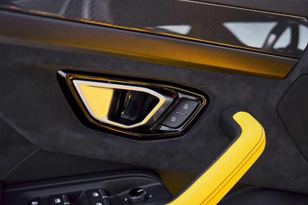 Used 2021 Lamborghini Urus AWD/4WD image 32