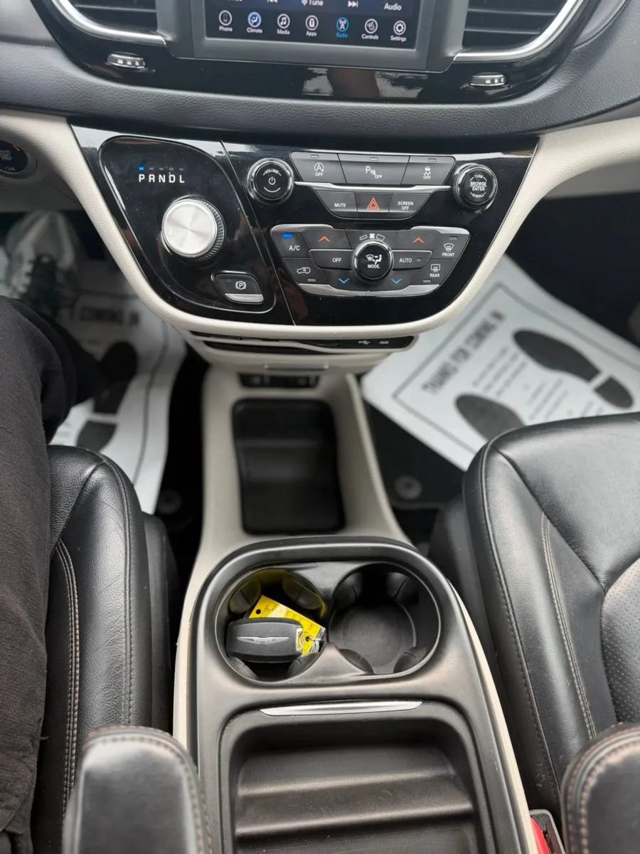Used 2020 Chrysler Pacifica Touring-L FWD image 16