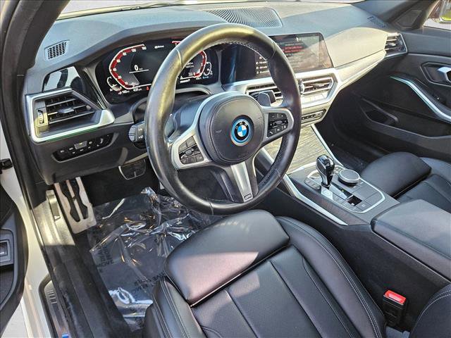 Used 2022 BMW 330e w/ M Sport Package image 9