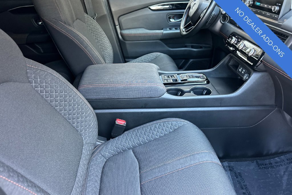 Used 2025 Honda Pilot Sport image 17