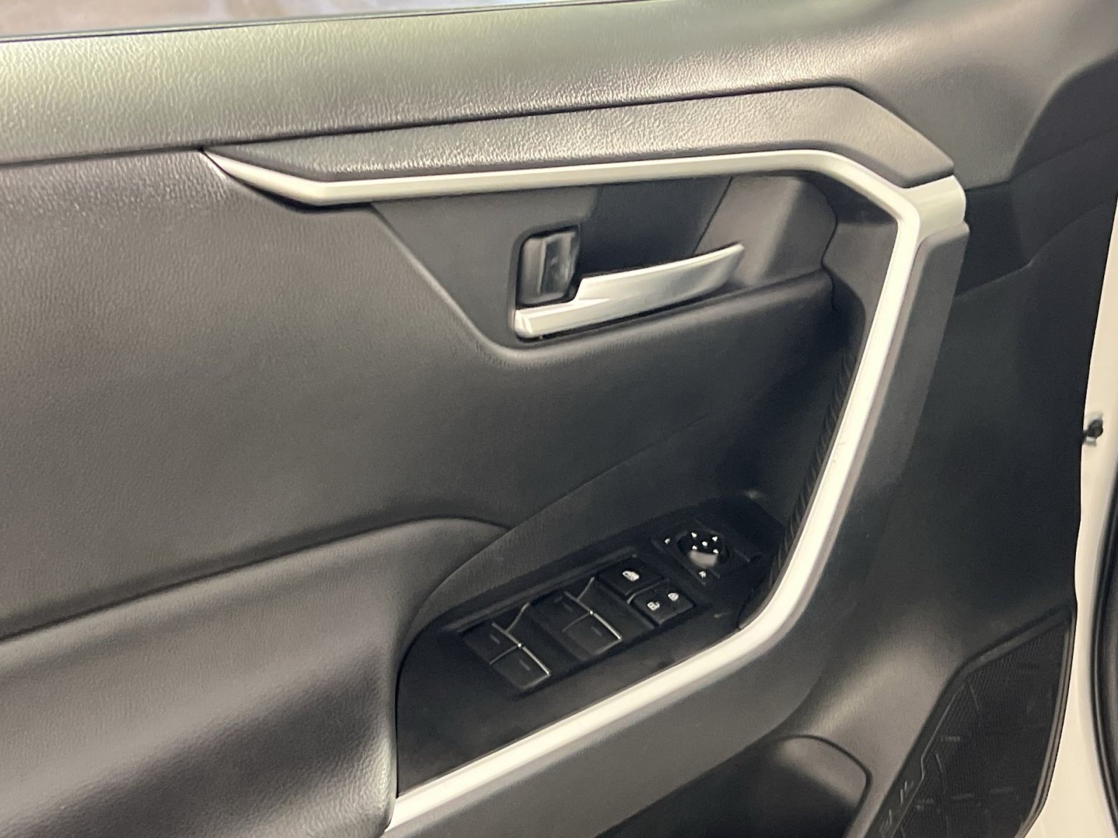 Used 2025 Toyota RAV4 XLE FWD image 16