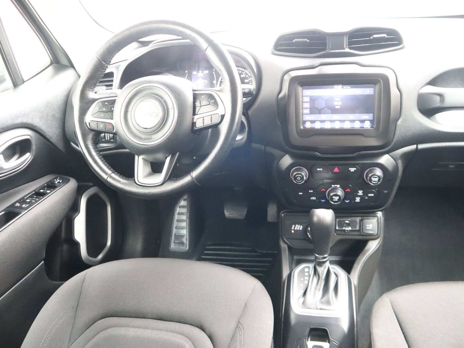 Used 2020 Jeep Renegade Latitude w/ Cold Weather Group image 29