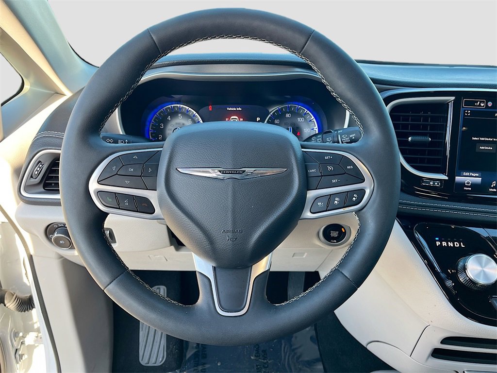 Certified 2024 Chrysler Pacifica Touring-L image 11