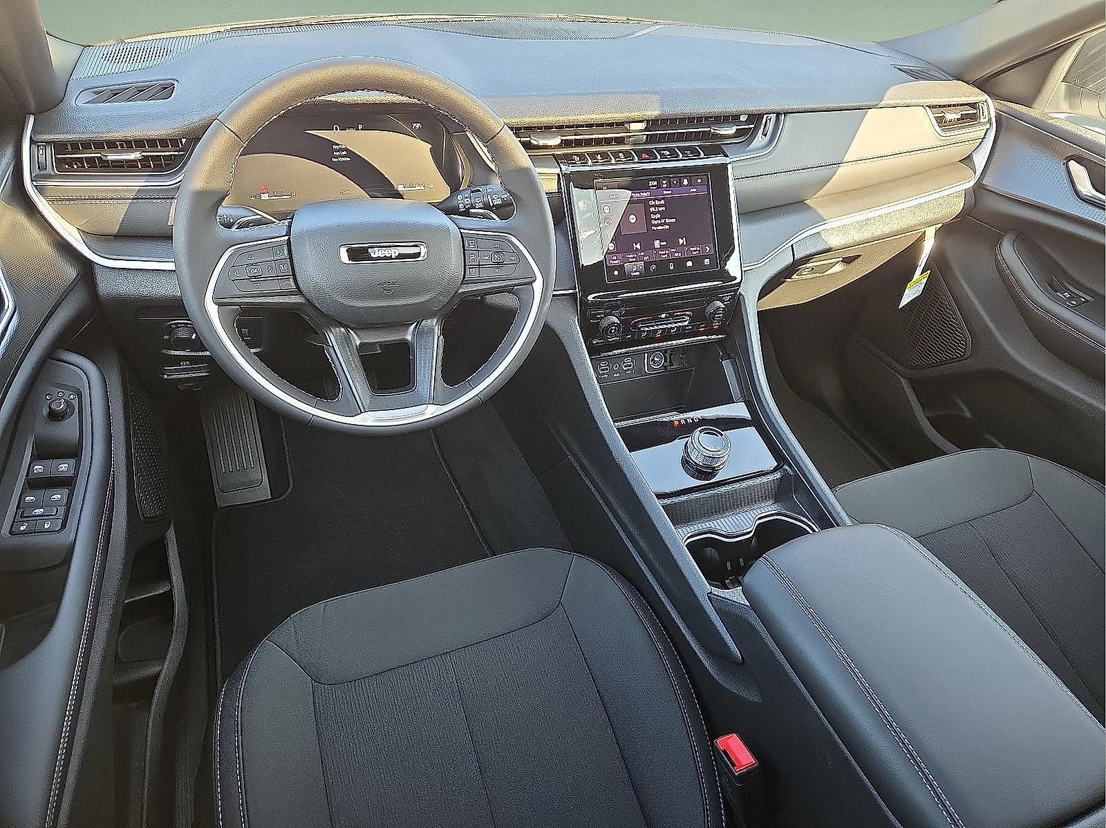 Used 2025 Jeep Grand Cherokee L Laredo image 12