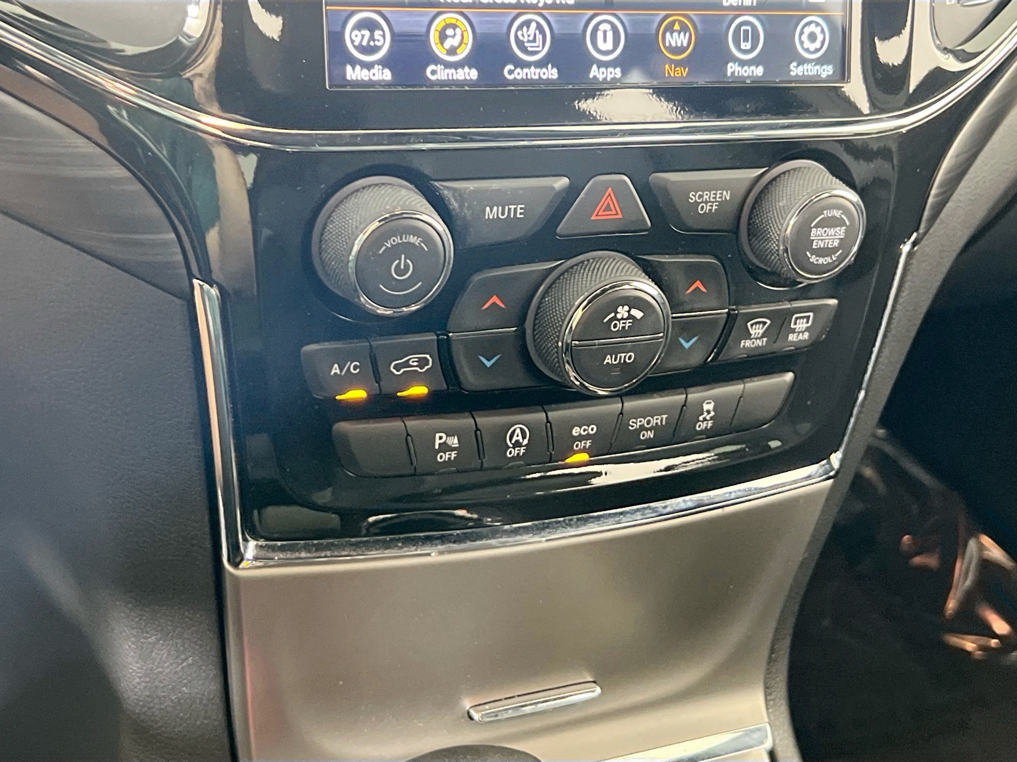 Used 2022 Jeep Grand Cherokee Laredo X AWD/4WD image 16