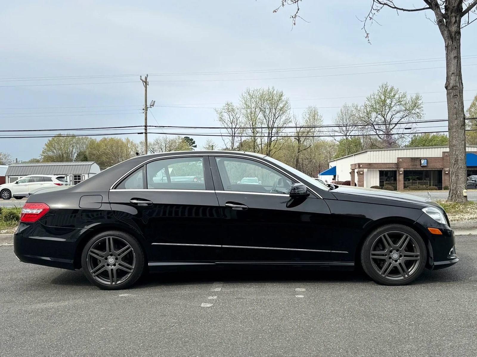 Used 2010 Mercedes-Benz E 350 4MATIC Sedan image 7