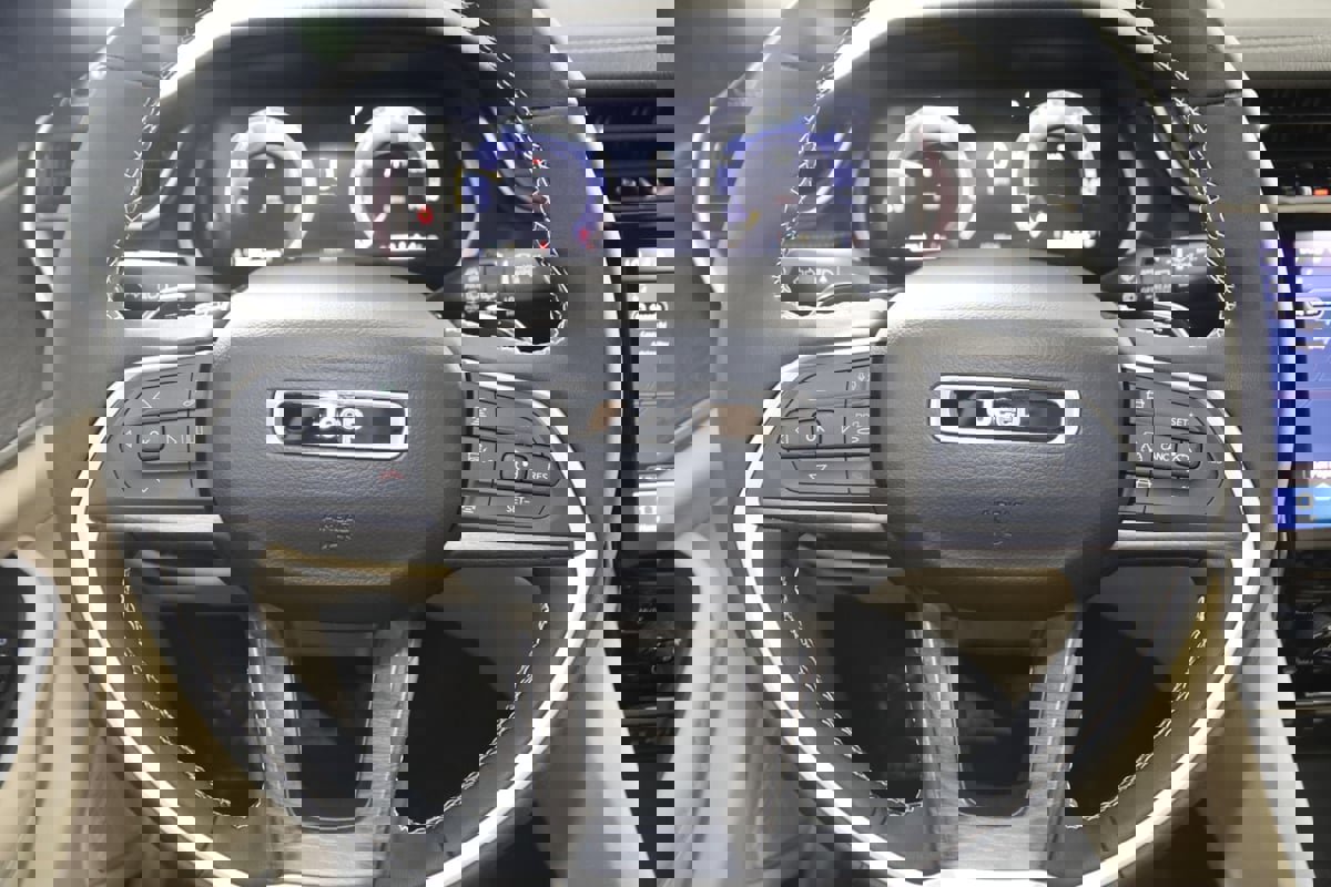 Used 2024 Jeep Grand Cherokee Limited w/ Luxury Tech Group II image 38