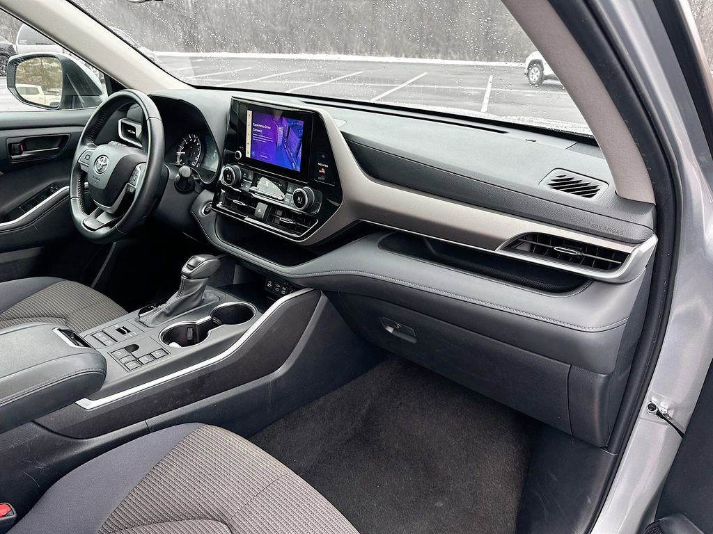 Used 2024 Toyota Highlander LE AWD/4WD image 37