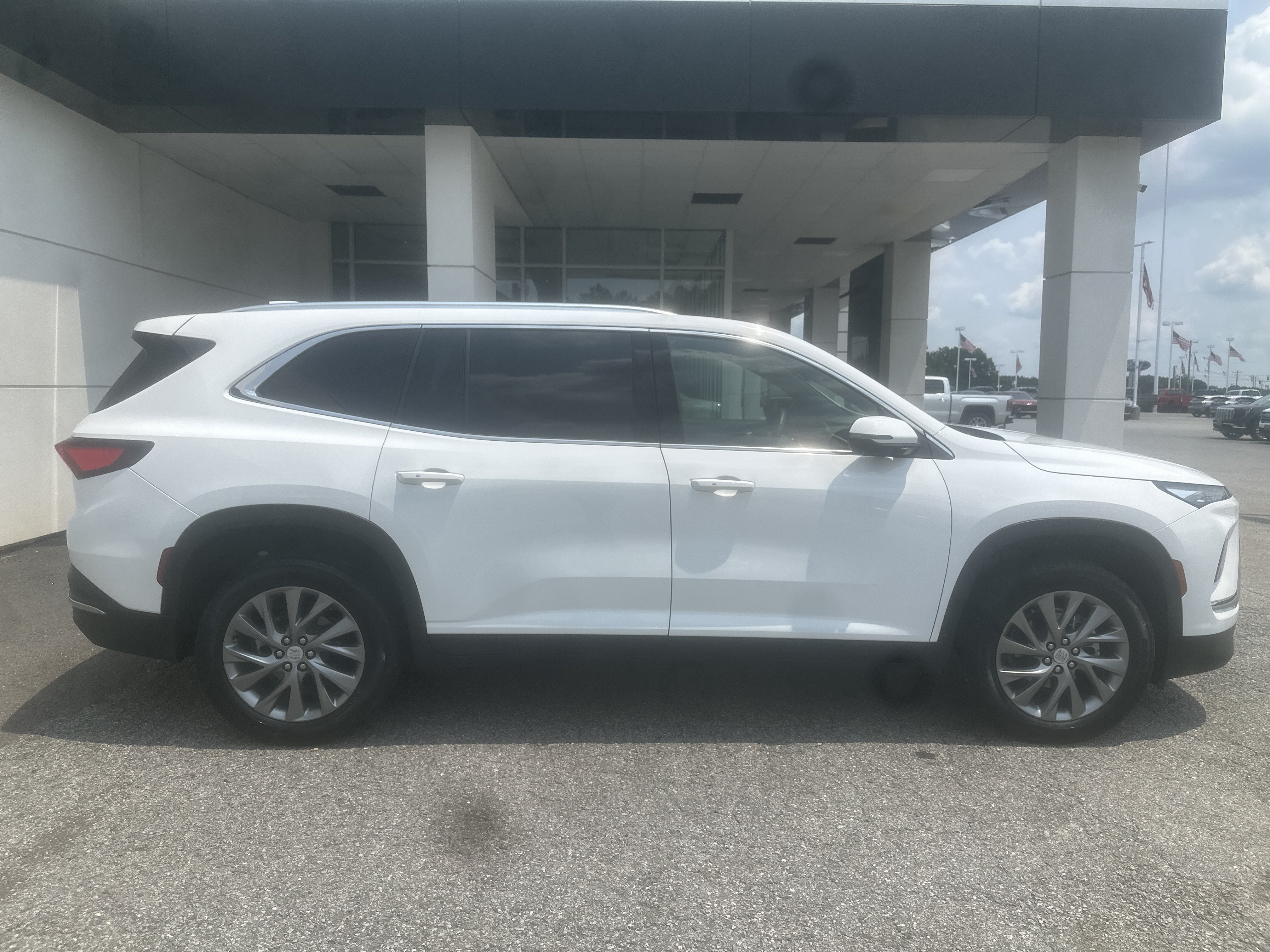Used 2025 Buick Enclave Preferred w/ Power Package FWD image 10